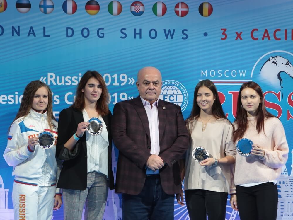 Президент РКФ В. С. Голубев и победители чемпионата Европы по аджилити среди юниоров 2019 года, август 2019