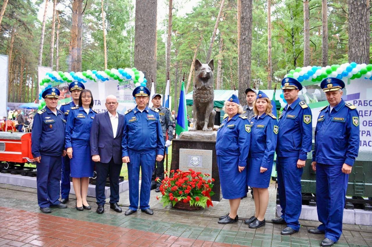 Приветствие президента РКФ в День железнодорожника в связи с открытием в Новосибирске памятника служебным собакам